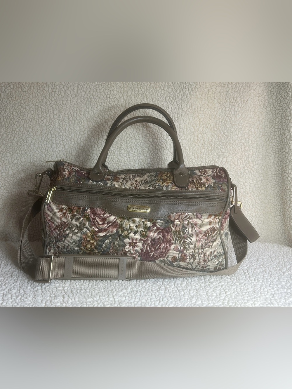 Vintage Jaguar Floral Tapestry Rolling Carryon Suitcase, Carry On Bag Make Up